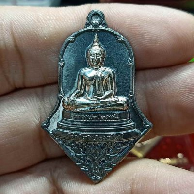 2-571 วัดใจ 100 เหรียญหลวงพ่อปลดหนี้ โชคดีเจริญโภคทรัพย์ วัดห้วยน้ำทรัพย์(วัดพระธาตุวาโย) สนามชันเขต ฉะเชิงเทรา 2565 เนื้อตะกั่วหน้ากากเงิน หมายเลข 540 สร้าง 900 องค์ กล่องเดิม