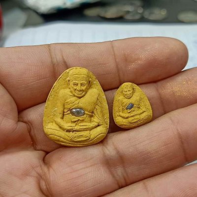 2-804 วัดใจคู่ 50 พระผงหลวงปู่ทวด รุ่นเจ้าสัวพันล้าน หลวงปู่อิ่ม วัดทุ่งนาใหม่ จ.นครศรีธรรมราช ปี 2566 เนื้อเกสร อุดสะดือแร่เหล็ก มีหมายเลข กล่องเดิม***ชุดสุดคุ้ม มวลสารดี G#2