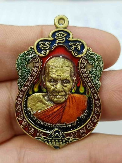 2-501 วัดใจ 100 เหรียญเสมามหาสิทธิโชค หลวงปู่อิ่ม วัดทุ่งนาใหม่ จ.นครศรีธรรมราช ปี 2566 ชนวนลงยาพื้นลายไฟ จีวร ซุ้ม หมายเลข 152 กล่องเดิม