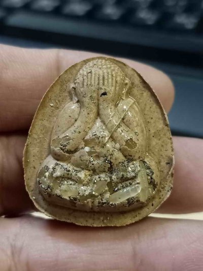 2-861 วัดใจ 50 พระปิดตา 8 รอบ ปลดหนี้มหาสมปรารถนา หลวงปู่เถิง วัดบ้านอาลัย จ.ศรีสะเกษ 2567 เนื้อผงน้ำมัน ข้าวสารเสก เพชรหน้าทั่ง หมายเลข 20 กล่องเดิม