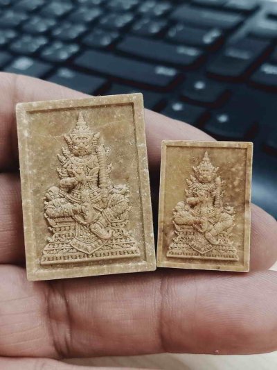 2-1407 วัดใจ 100 G#3 พระผงท้าวเวสสุวรรณนั่งบัลลังก์ประทานพร มหาโภคาทรัพย์ ปลุกเสก 4 วาระ วัดบ้านอ้อ อ.โนนไทย จ.นครราชสีมา เนื้อเกสร หลังแบบ กล่องเดิม***ต่ำจอง การ์ดพร้อม วาระดี