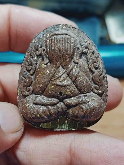 2-1479 วัดใจ 100 พระปิดตากนกข้างบูชาครู หลวงปู่โต๊ะ หลวงพ่อนงค์ วัดบางน้ำชน ธนบุรี จ.กรุงเทพ ปี 2565 จัมโบ้ มวลสารดี ชานหมาก ตะกรุดฝาบาตร 5 ดอก หมายเลข 394 กล่องเดิม