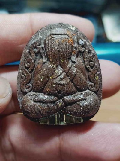 2-1480 วัดใจ 100 พระปิดตากนกข้างบูชาครู หลวงปู่โต๊ะ หลวงพ่อนงค์ วัดบางน้ำชน ธนบุรี จ.กรุงเทพ ปี 2565 จัมโบ้ มวลสารดี ชานหมาก ตะกรุดฝาบาตร 5 ดอก หมายเลข 320 กล่องเดิม