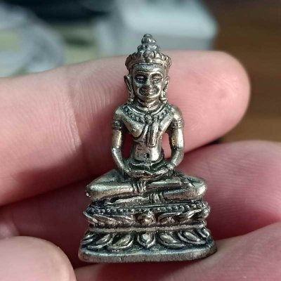 2-75 วัดใจ 300 พระกริ่งอิสฺสริโก 93 (พิมพ์พระกริ่งชัยวรมัน) หลวงปู่นิล วัดครบุรี จ.นครราชสีมา พ.ศ.2537 เนื้อนวะแก่เงิน ใต้ฐานอุดผง+อุดกริ่ง+ตอกโค๊ต+หมายเลข กล่องเดิม