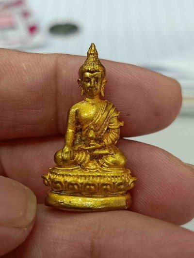 2-76 วัดใจ 100 พระผงพระชัยวัฒน์ รุ่นรวยทรัพย์ โครงการทุนการศึกษานักเรียนที่ขาดแคลน วัดอู่ข้าว จ.ปทุมธานี 2565 เนื้อผง ปัดทองเต็มองค์ หมายเลข 33 กล่องเดิม***เกจิดังร่วมปลุกเสก