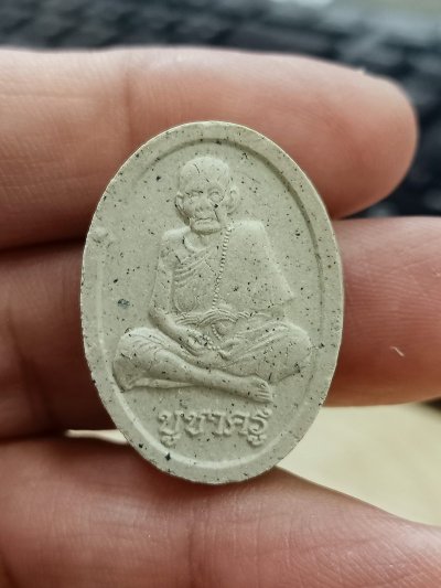 1-1605 วัดใจ 50 พระผงหลวงปุ่หมุน ฐิตสีโล รุ่นบูชาครูรวยทันใจ อธิษฐานจิตเดี่ยว หลวงปู่ทองคำ สุวโจ กล่องเดิม