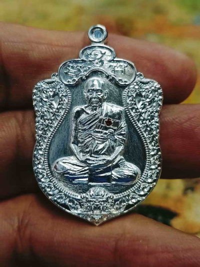 2-1774 วัดใจ 100 เหรียญเสมาหนุมานร่ายเวทย์ 108 ปี หลวงปู่คีบ ธีรปัญโญ วัดป่าสุทธาวาส นครพนม 2567 ชุบเงิน ฝังพลอย หมายเลข 11 สร้าง 30 กล่องเดิม