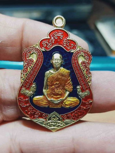 2-1262 วัดใจ 100 เหรียญรวยทันใจ หลวงพ่อทอง วัดบ้านไร่ จ.นครราชสีมา 2564 ทองทิพย์ ลงยาพื้น ขอบ ซุ้ม จีวร หมายเลข 232 กล่องเดิม