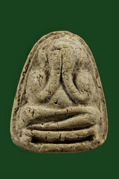 ʕ•́ᴥ•̀ʔっ. . พระปิดตาหลวงปู่เฮี้ยง พิมพ์หลังยันต์อิติเสริมฐาน(นิยม) เนื้อผง วัดป่าฯ จ.ชลบุรี ปี 2505 + บัตรตรวจสอบ dd-pra