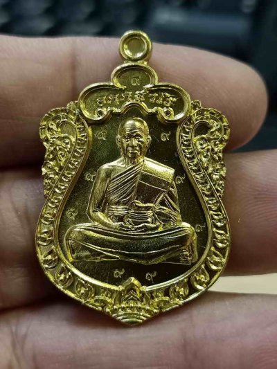 2-877 วัดใจ 100 เหรียญเสมาฉลองอายุวัฒนะมงคล 89 ปี หลวงพ่อรวย อคคฺสาโร วัดมาบตาพุด ระยอง ปี 2566 ทองทิพย์ ตอก 9 รอบ รก.16 หมายเลข 113 กล่องเดิม***วัดจัดสร้าง เสมาต้องมี