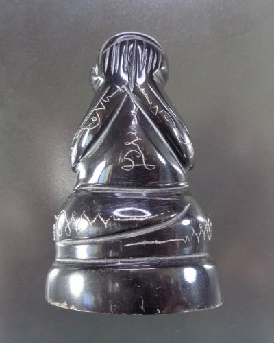 (เคาะเดียวแดง) พระปิดตาแกะจากเขาควาย ขนาดหน้าตักกว้าง 1 นิ้ว มีรอยจารมือรอบๆองค์ สวยครับ