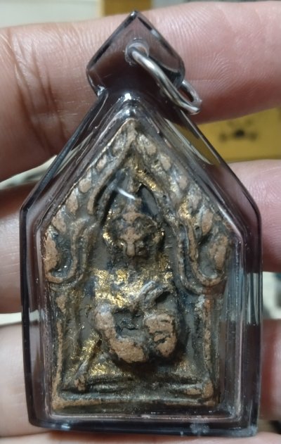 พระขุนแผนอุ้มไก่หลวงปู่สรวง วัดบ้านละลม ปี 2519 เนื้อดิน จ.ศรีสะเกษ