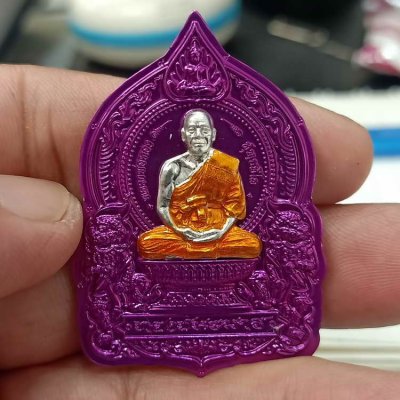 2-707 วัดใจ 100 แถมยกลัง เหรียญนั่งพาน รุ่นทองชนะมาร หลวงพ่อทองวัดบ้านไร่ จ.นครราชสีมา ปี 2565 เนื้อปีกเครื่องบิน ชุบอโนไดซ์ ไม่ตัดปีก หน้ากาก สีม่วง(วันเสาร์) หมายเลข 136 สร้าง 300 เหรียญ กล่องเดิม