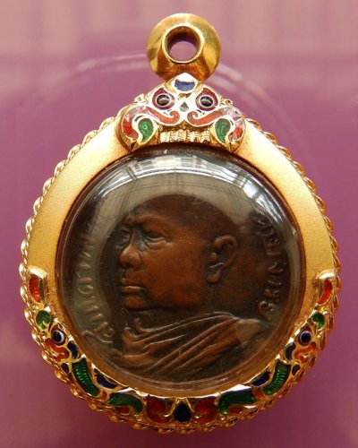 1.เหรียญกลมเล็กหูเชื่อมรุ่นแรก สมเด็จพระพุทธโฆษาจารย์ (เจริญ) วัดเขาบางทราย จ.ชลบุรี พ.ศ. 2483 เนื้อทองแดง เลี่ยมทองยกซุ้ม