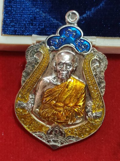 เหรียญเสมารวยทางเดียวมหาฤทธา หลวงพ่อพัฒน์ วัดห้วยด้วน ปี63 เนื้อกะไหล่เงิน ลงยาขอบ ลงยาจีวร เลข4 มีกล่อง