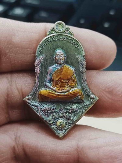 2-1130 วัดใจ 100 เหรียญจำปี รวยสมปรารถนา หลวงพ่อรวย วัดมาบตาพุด จ.ระยอง ปี 2565 ชนวนผิวรุ้ง ลงยาจีวร หมายเลข 434 กล่องเดิม***ยุคต้น สวยๆ