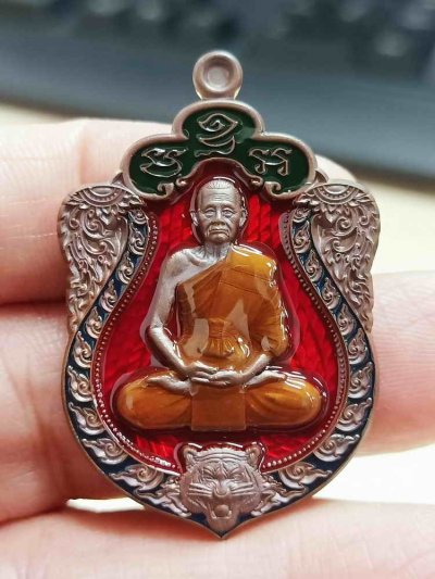 2-2057 วัดใจ 100 เหรียญเสมาเสือคาบแก้ว หลวงปู่บุญมา สำนักสงฆ์เขาแก้วทอง จ.ปราจีนบุรี 2567 ทองแดงเถื่อน ลงยาแดง หมายเลข 4 กล่องเดิม