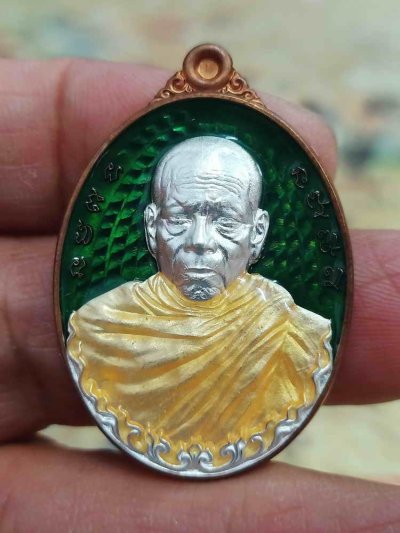 2-2067 วัดใจ 100 เหรียญไกรสรราชสีห์ หลวงพ่อเฉลิม ผลปัญโญ วัดพวงนิมิต จ.สระแก้ว 2565 ทองแดงผิวไฟ หน้ากา 3K ลงยาเขียว หมายเลข 99 กล่องเดิม