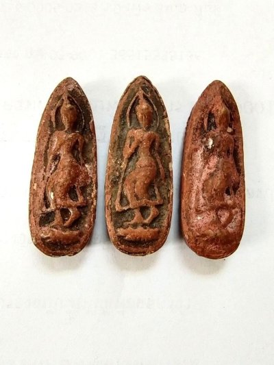 120.-พระลีลาเนื้อดิน 3 องค์
