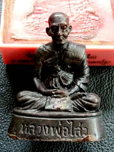 1500.- รูปหล่อตั้งหน้ารถ หลวงพ่อไสว วัดปรีดาราม จ.นครปฐม ก้นอุดปูนฝังตะกรุด+สายสินธ์ พร้อมแท่นวางรอง