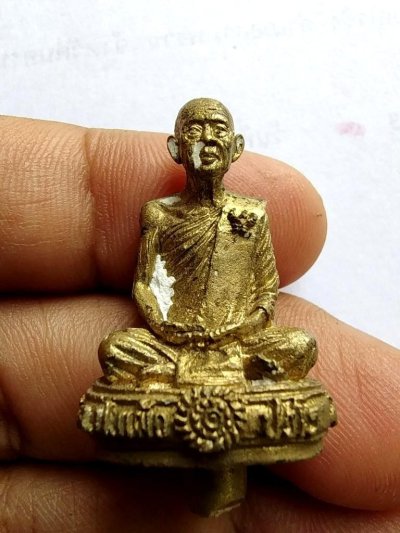 600.- หลวงปู่แผ้ว ปวโร รูปหล่อโบราณเหวี่ยงมือ ไม่ตัดเดือย เนื้อทองเหลือง ปี 2554 วัดรางหมัน จ.นครปฐม