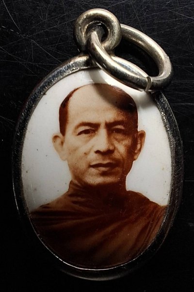 50บาท...ล็อกเก็ตฉากขาว(ยุคแรก)หลวงพ่อไพบูลย์ สุมังคโล วัดอนาลโย จ.พะเยาค่ะ