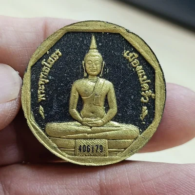 ✅1-2267 วัดใจ 50 หลวงพ่อโสธร รุ่นทองประทาน จัดสร้างโดยสมาคมชาวฉะเชิงเทรา พิธีใหญ่ มวลสาร 100 ปี พิมพ์เล็ก เนื้อสีดำปัดทอง กล่องเดิม