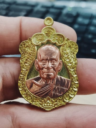 ✅1-1139 วัดใจ 50 เหรียญเสมาที่ระลึกสร้างมูลนิธิ 100 ปี หลวงพ่อพัฒน์ วัดห้วยด้วน จ.นครสวรรค์ 2564 ทองทิพย์ หน้ากาทองแดง หมายเลข 353 กล่องเดิม 