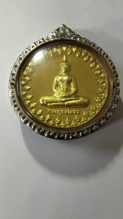 180.-พระหลวงพ่อโสธรเนื้อผงปัดทองหลังพระนามมงกุฎ ภ.ป.ร ร.9หลังโรยผงตะไบปี 2550 พร้อมตลับ