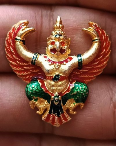 2.สวยดั่งทอง...พญาครุฑ พิธียกครุฑพ่าห์ ศาลจ.เบตง พ.ศ. 2555 เนื้อทองเหลืองกะไหล่ทองลงยา ขนาด 3.2 x 3.3 ซ.ม.