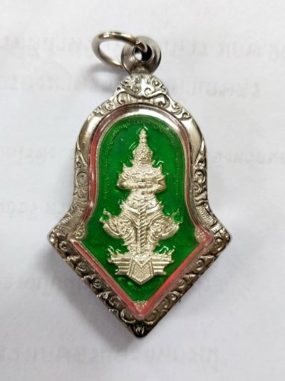 350.-เหรียญจำปี ท้าวเวสสุวรรณโณ รุ่นคุ้มภัยให้ลาภ ที่ระลึกงานประกวดพระเครื่องปี2563 หลวงพ่ออิฏฐ์ วัดจุฬามณี เนื้อชนวนลงยาเขียว พร้อมกล่อง