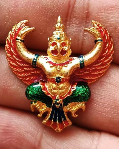 12.สวยดั่งทอง...พญาครุฑ พิธียกครุฑพ่าห์ ศาลจ.เบตง พ.ศ. 2555 เนื้อทองเหลืองกะไหล่ทองลงยา ขนาด 3.2 x 3.3 ซ.ม.