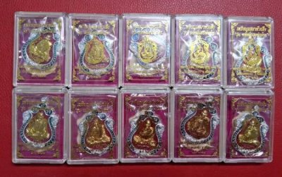 !!! 10 เหรียญ !!! เหรียญเสมาหัวเสือหลวงปู่แสน รุ่นพยัคฆ์แสนพันล้าน ปี 2562 เนื้อเปียกเงินลงยา 3 สี หน้ากากชุบทอง มีเลขกำกับทุกเหรียญ เหรียญสวย แท้ ทันหลวงปู่