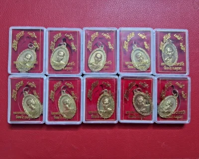 !!!! 10 เหรียญ !!!! เหรียญหลวงพ่อรวย วัดตะโก รุ่นสุดท้าย "รวย รวย เฮง เฮง ปี 2560 บล็อกขนไก่เต็ม รุ่นนี้มีประสบการณ์