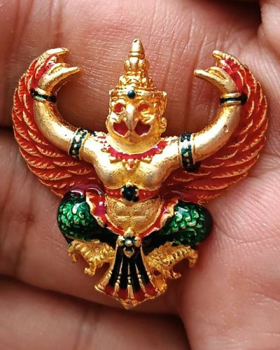 15.สวยดั่งทอง...พญาครุฑ พิธียกครุฑพ่าห์ ศาลจ.เบตง พ.ศ. 2555 เนื้อทองเหลืองกะไหล่ทองลงยา ขนาด 3.2 x 3.3 ซ.ม.