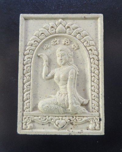 (เคาะเดียวแดง) แม่นางกวักเนื้อผงสีขาว หลวงพ่อฟู วัดบางสมัคร จ.ฉะเชิงเทรา ครบรอบ ๘๘ ปี ปี ๒๕๕๒ สวยครับ