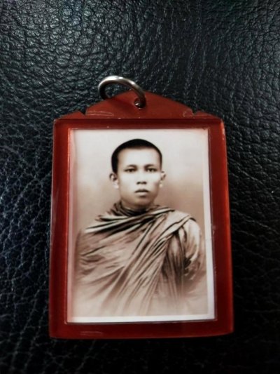 150.-รูปถ่ายหน้าหนุ่ม หลวงพ่อกวย วัดโฆสิตาราม ชัยนาท รุ่นกฐินป่าสามัคคี ปี 2562 พร้อมเลี่ยม องค์ที่ 2