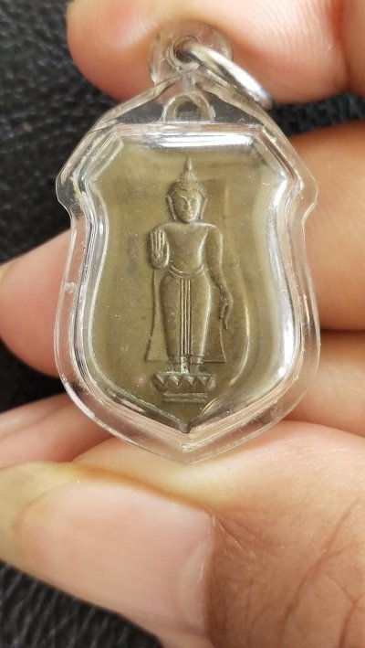 500.-เหรียญพระพุทธยืน หลังยันต์ พร้อมเลี่ยม