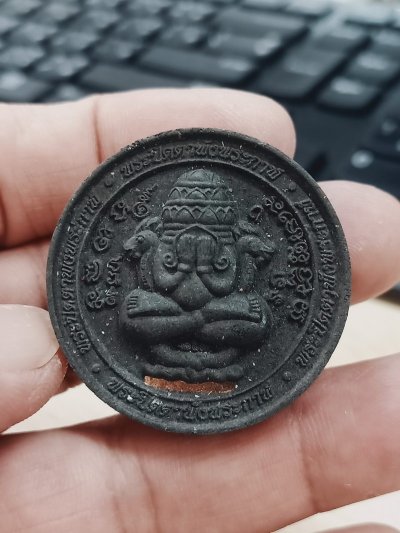 ✅1-1174 วัดใจ 50 พระผงขอบ ปิดตาพังพระกาฬ(รุ่นแรก) หลวงปู่อิ่ม วัดทุ่งนาใหม่ จ.นครศรีธรรมราช ปี 2566 หมายเลข 939 กล่องเดิม***ทีมพี่เสือสร้าง 