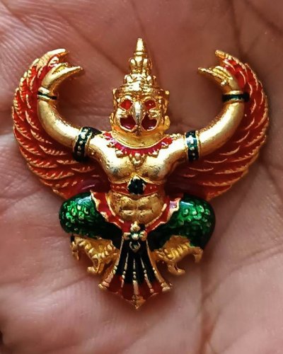 1.สวยดั่งทอง...พญาครุฑ พิธียกครุฑพ่าห์ ศาลจ.เบตง พ.ศ. 2555 เนื้อทองเหลืองกะไหล่ทองลงยา ขนาด 3.2 x 3.3 ซ.ม.