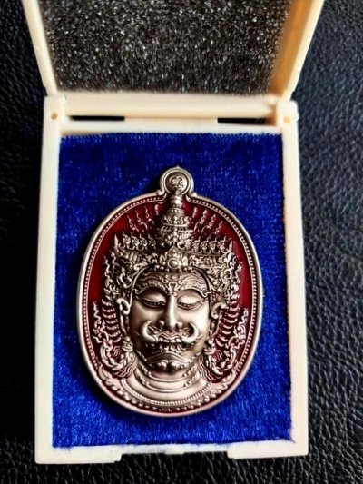 1200.-เหรียญท้าวเวสสุวรรณ รุ่นเทพเศรษฐี หลวงพ่อสุชาติ เนื้ออัลปาก้าซาตินลงยาพื้นสีแดง เลข 4 ปี2554
