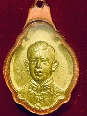 เหรียญพระบรมโอรสาธิราขฯ วางศิลาฤกษ์วิหารวัดหาดใหญ่ ๔ ส.ค. ๒๐ เลี่ยมพลาสติก