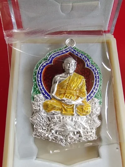 3500.-เหรียญนั่งพานสร้างบารมี พระมหาสุรศักดิ์ วัดประดู่ฯ จ.สมุทรสงคราม ปี2564 เนื้อเงินลงยาสีแดง ซีลเดิม