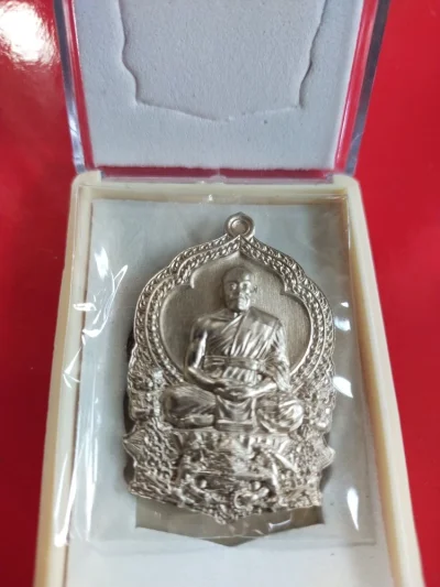 1000.-เหรียญนั่งพานสร้างบารมี พระมหาสุรศักดิ์ วัดประดู่ฯ จ.สมุทรสงคราม ปี2564 เนื้ออัลปาก้าพร้อมกล่องเดิม
