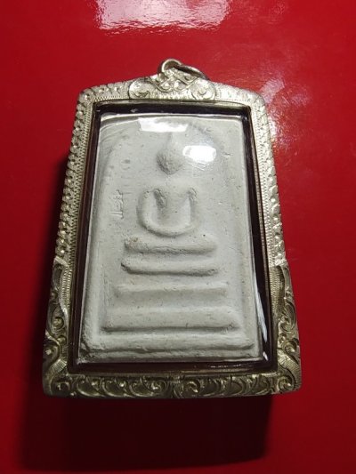 1300.-พระสมเด็จวัดระฆังด้านหน้าปั๊มโค๊ตข้างหลังปั๊มตรายางเลี่ยมกรอบเงิน