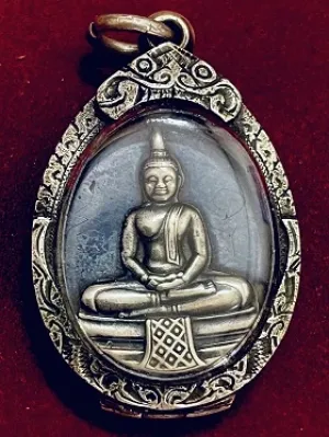 เหรียญหลวงพ่อโสธรหลังเรียบพิมพ์รูปไข่ใหญ่  ในกรอบเลี่ยมสวย
