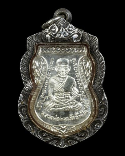 7500.- เหรียญหลวงปู่ทวด หลังหลวงปู่แผ้ว ปวโร รุ่นเลื่อนสมณศักดิ์ประทานยศบารมี อายุ95ปี ออกปี2560 เนื้อเงินเลี่ยมกรอบเงิน