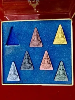 6-ชุดพระผงนางพญา พิมพ์สมเด็จจิตรลดาหลัง สก เฉลิมพระชนมพรรษา๖รอบ จัดสร้างโดยสภาผู้แทนราษฎร พ.ศ. ๒๕๓๕  ในกล่องใหญ่เดิม