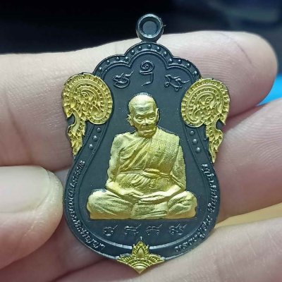 ✅2-697 วัดใจ 100 วัดแตก เหรียญเสมา รุ่นไตรมาส 66 หลวงปู่อิ่ม วัดทุ่งนาใหม่ จ.นครศรีธรรมราช ปี 2566 เนื้อชุบแบล็คโรเดียม ลายทอง เต็มองค์ รก.36 หมายเลข 96 สร้าง 159 เหรียญ กล่องเดิม