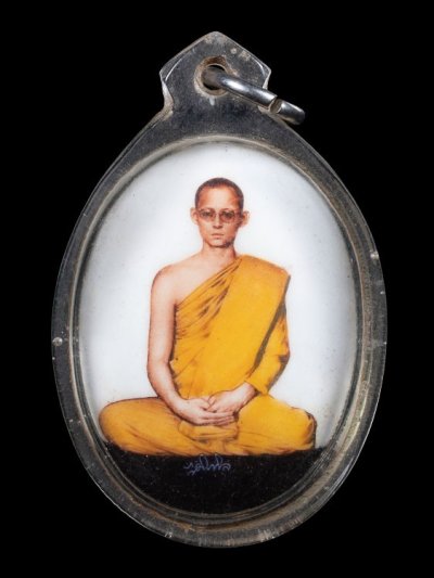 1200.-ล๊อคเก็ตในหลวงทรงผนวช วัดบวรฯ ฉากสีเหลือง หลังอุดเทียนชัย จีวร และแผ่นเงิน